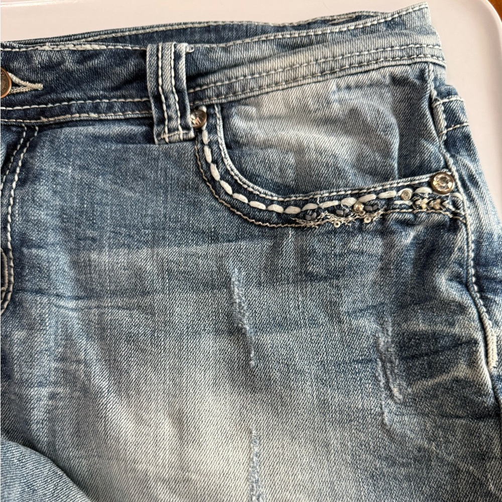 Women’s Sz 33 Shyanne Rhinestone Denim Shorts - Picture 3 of 9